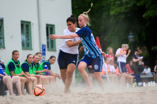 s Cornelia Lindgren och Djurgårdens IF FF:s Sofia Ek