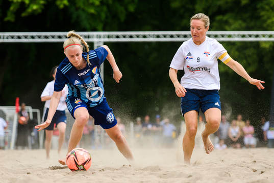 s Sofia Ek och KFUM Linköping:s Maria Hagström