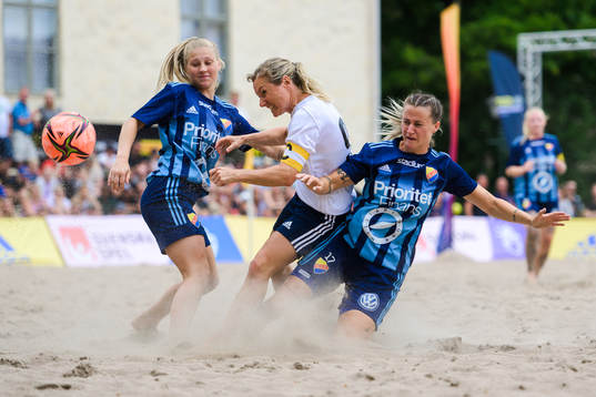 s Maria Hagström och Djurgårdens IF FF:s Josefin Bauer