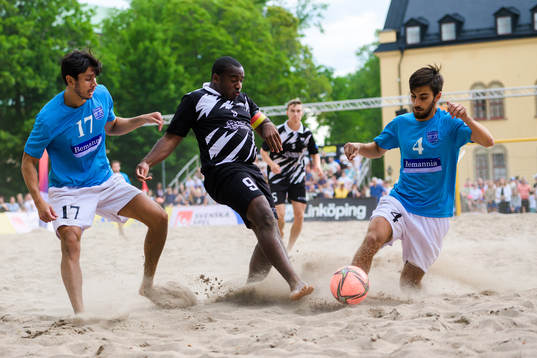 s Adam Andersson och Bemannia FC Stockholms Nils Lavah
