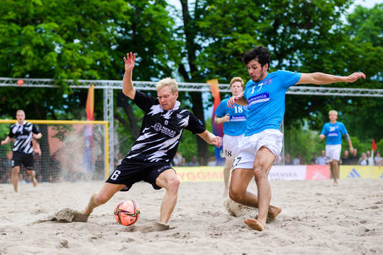s Fredrik Wennebro och Bemannia FC Stockholms William Garcia