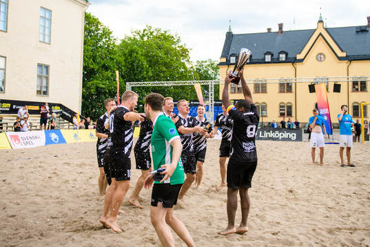 s spelare jublar och sprutar champagne