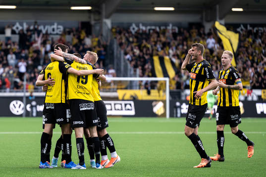 Häckens Alexander Jeremejeff jublar med lagkamrater