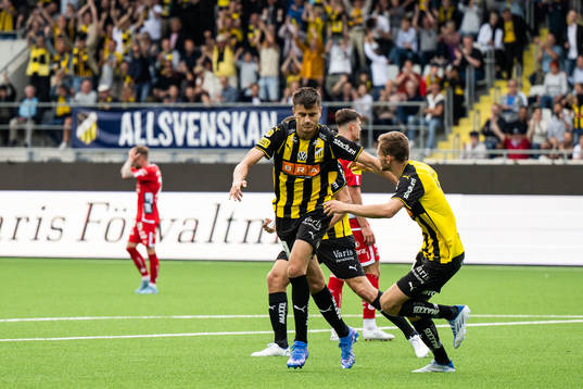 Häckens Alexander Jeremejeff jublar