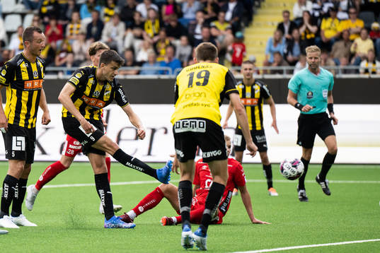Häckens Alexander Jeremejeff skjuter 1-1
