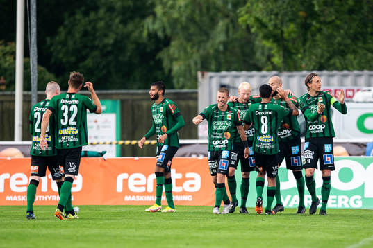 Varbergs Robin Simovic jublar med lagkamrater