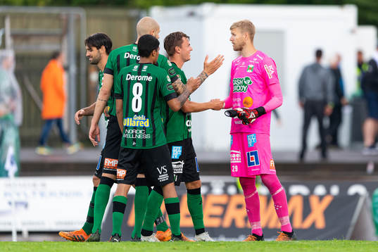 Varbergs målvakt Fredrik Andersson jublar