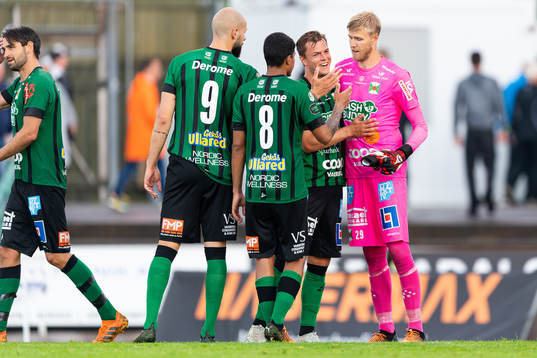 Varbergs målvakt Fredrik Andersson jublar