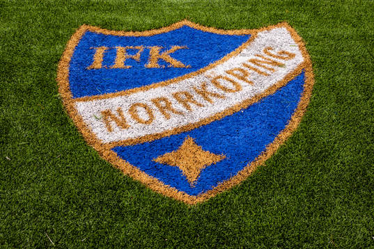 IFK Norrköpings logotyp på gräsmattan