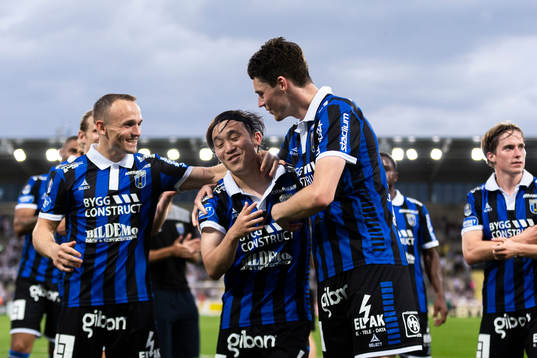 Sirius Yukiya Sugita (m) jublar med Aron Bjarnason (v) och