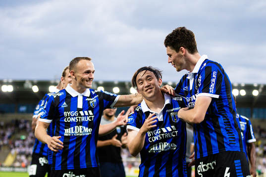 Sirius Yukiya Sugita (m) jublar med Aron Bjarnason (v) och