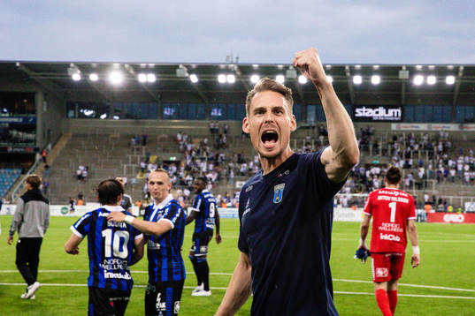 Sirius tränare Daniel Bäckström jublar