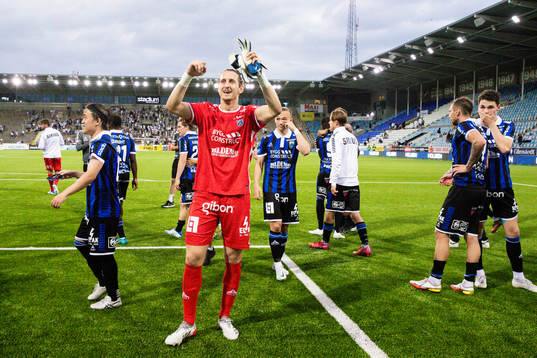 Sirius målvakt David Mitov Nilsson jublar