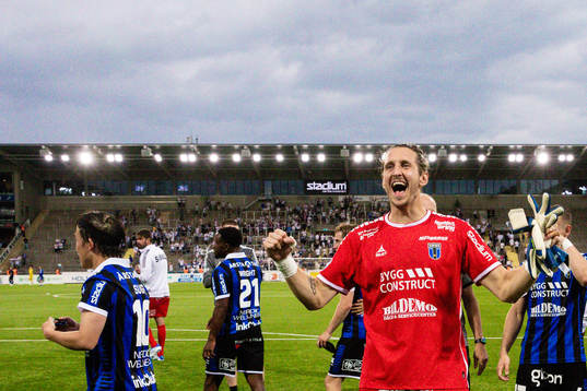 Sirius målvakt David Mitov Nilsson jublar