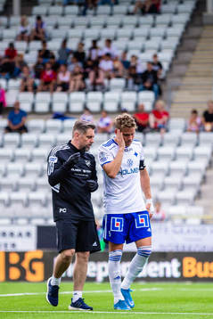 IFK Norrköpings Christoffer Nyman lämnar planen med