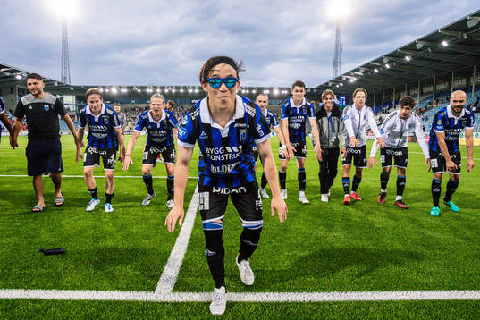 Sirius Yukiya Sugita jublar med lagkamrater