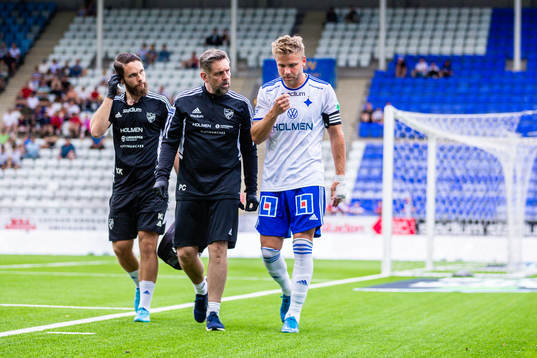 IFK Norrköpings Christoffer Nyman lämnar planen med