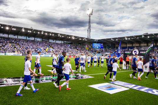 IFK Norrköpings och Sirius spelare gör entre på