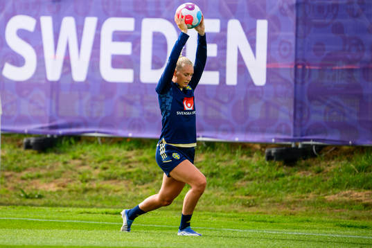 Stina Blackstenius does rehab