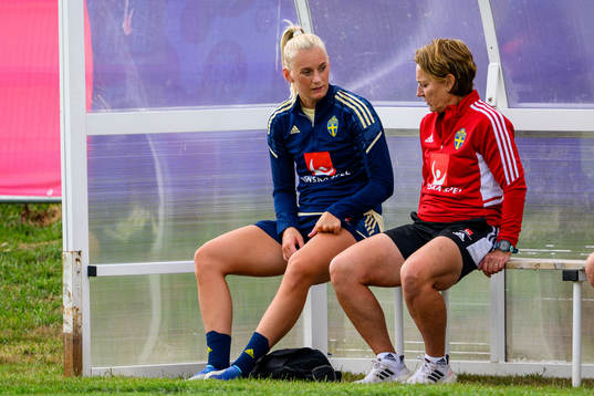 Stina Blackstenius and speaks with physio Annica Näsmark