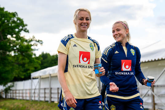 Amanda Ilestedt and Hanna Glas walk back from a training