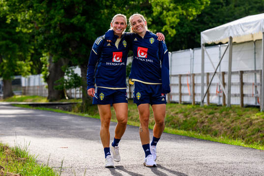 Jonna Andersson and Elin Rubensson walk bak from a training