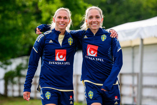 Jonna Andersson and Elin Rubensson walk bak from a training