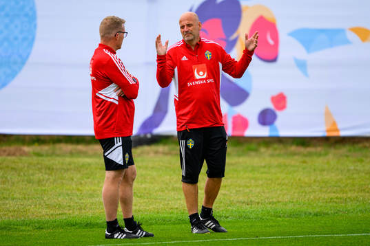 Magnus Wikman, assistant coach speaks to Leif Troedsson,