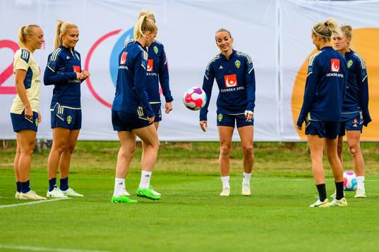 Kosovare Asllani warm upp
