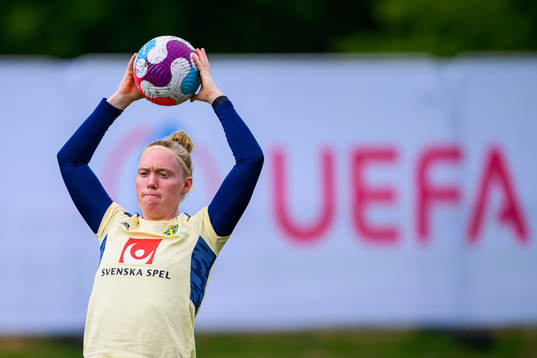Goalkeeper Hedvig Lindahl