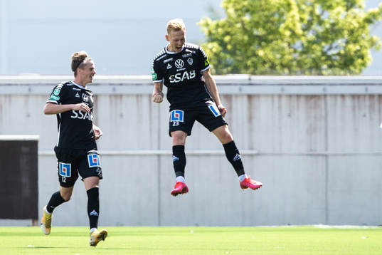 Brages Christopher Redenstrand jublar