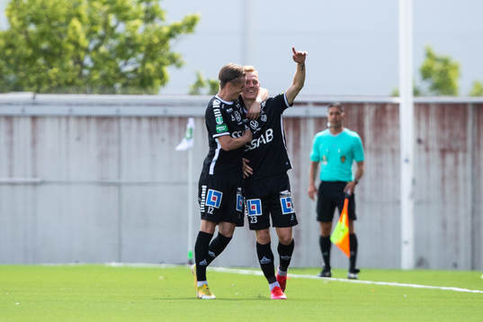Brages Christopher Redenstrand jublar