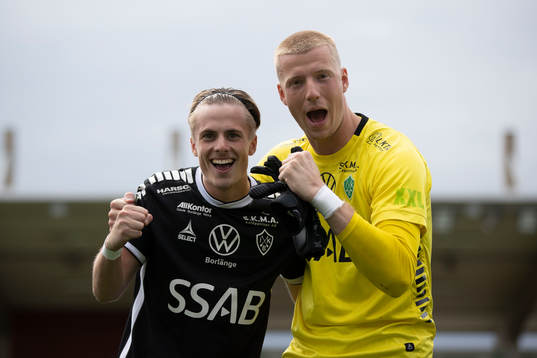 Brages Johan Arvidsson och målvakt Viktor Frodig jublar