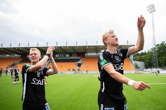 Brages Christopher Redenstrand och Henry Sletsjøe jublar