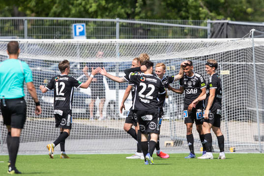 Brages Joakim Persson jublar med lagkamrater