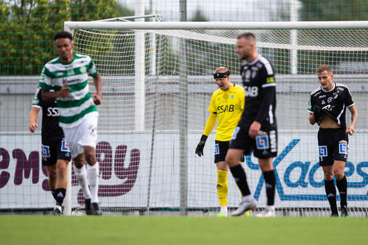 Brages målvakt Viktor Frodig deppar