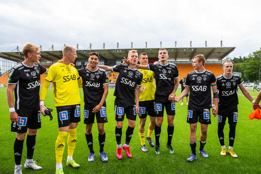 Brages spelare jublar