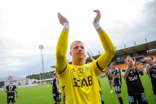 Brages målvakt Viktor Frodig jublar