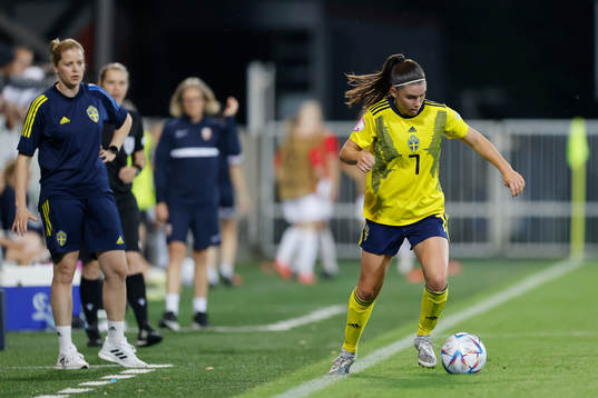 Head coach Caroline Sjöblom and Emilia Pelgander of Sweden