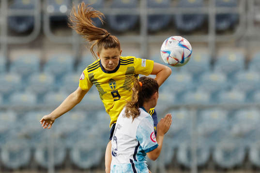 Svea Rehnberg of Sweden in action against Selma Løvås of