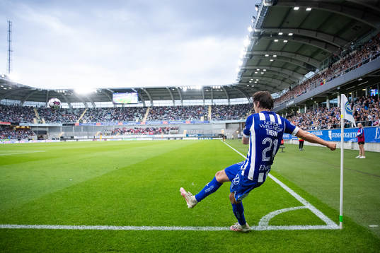 IFK Göteborgs Simon Thern slår en hörna