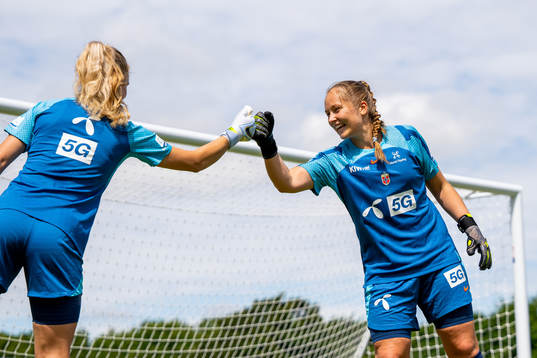 Goalkeeper Sunniva Skoglund and goalkeeper Aurora Mikalsen