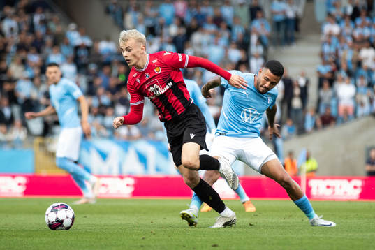 Kristall Mani Ingason of Vikingur and Sergio Pena of Malmö