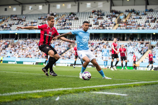 Pablo Punyed of Vikingur and Sergio Pena of Malmö FF