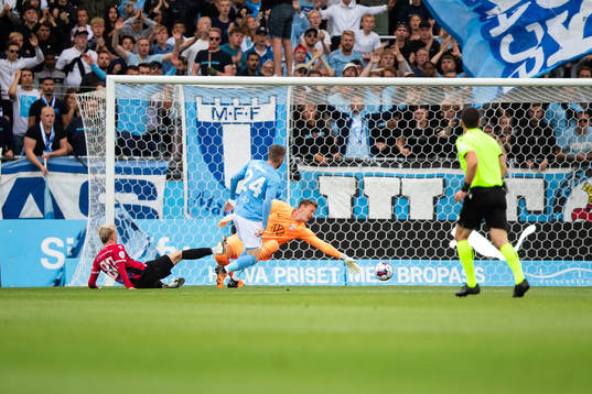 Kristall Mani Ingason scores 1-1 behind goalkeeper Johan