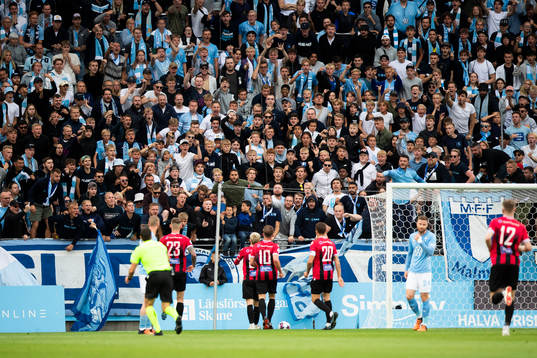 Kristall Mani Ingason of Vikingur celebrates
