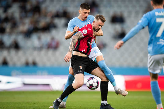 Dennis Hadzikadunic of Malmö FF and Nikolaj Hansen of