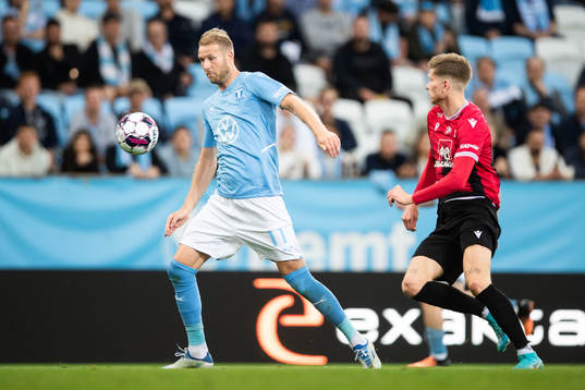 Ola Toivonen of Malmö FF and Logi Tomasson of Vikingur