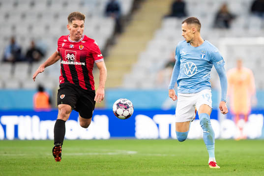 Pablo Punyed of Vikingur and Veljko Birmancevic of Malmö FF