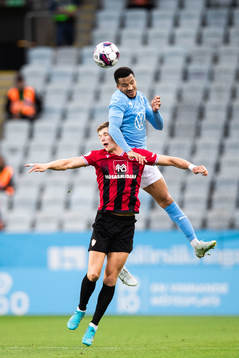Karl Fridleifur Gunnarsson of Vikingur and Martin Olsson of
